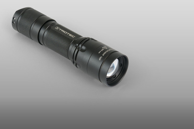 De UV-Torchlight 16F is een professionele, met de focusring traploos van punt- tot vloedlicht instelbare UV-A-handstraler in zaklampformaat
