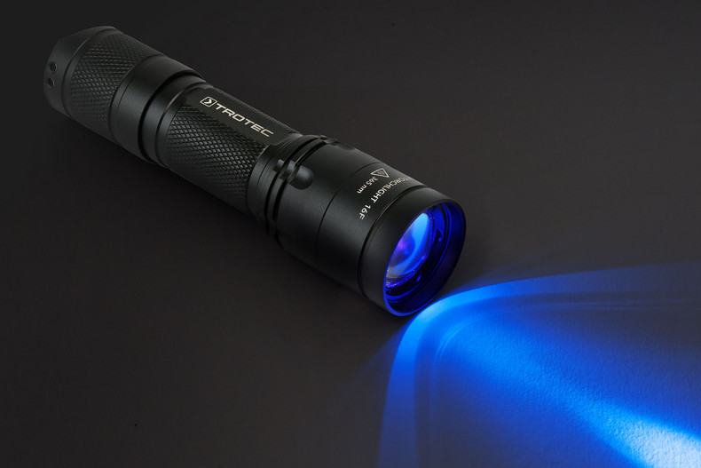De UV-Torchlight 16F is een professionele, met de focusring traploos van punt- tot vloedlicht instelbare UV-A-handstraler in zaklampformaat