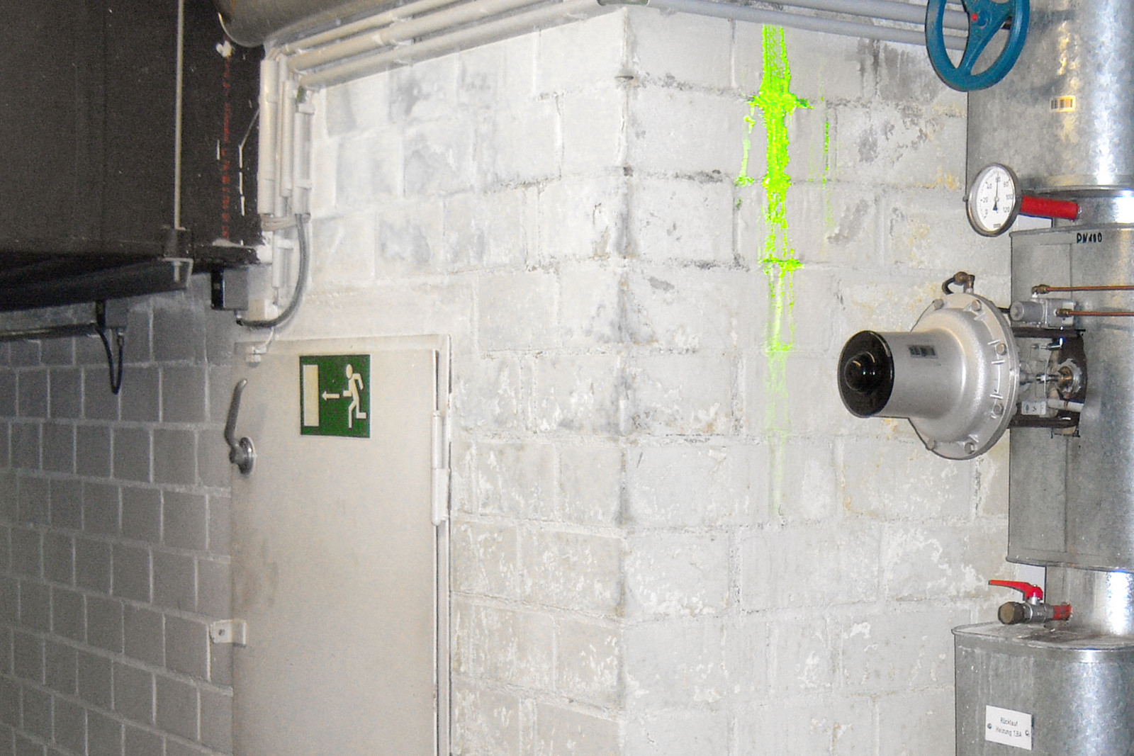Lokaliseren van een lekkende watervoerende leiding in een gebouw via uranine-inspuiting en UV-inspectie.