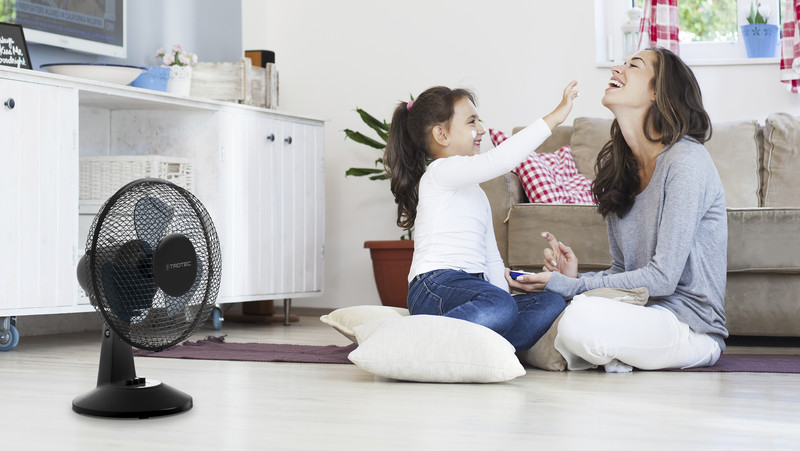 Met de verstelbare hellingshoek van de ventilatorkop kunnen woonruimten ook indirect worden gekoeld.